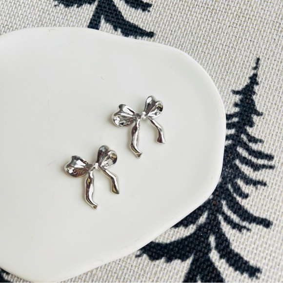 Silver bow ribbon earrings soft girl era - Picture 4 of 4